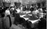 Vendeuses de fruits et légumes au marché de la place Saint-Michel, Marseille.