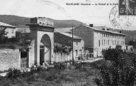Le portail et la fabrique à Villelaure