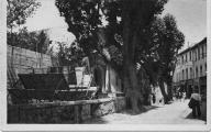 La rue des Teinturiers et entrée de l'ancienne chapelle des Pénitents gris à Avignon
