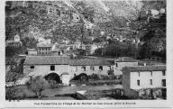 Vue d'ensemble du village et du rocher duquel jaillit la source à Fontaine de Vaucluse