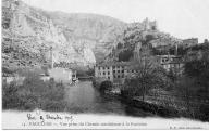 Vue prise du chemin conduisant à la fontaine à Fontaine de Vaucluse