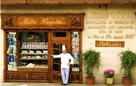 Façade du magasin d'André Boyer, fabricant de nougats et macarons aux amandes.(Edition Boyer) à Sault