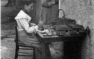 Cartonnière travaillant à la maison à la confection des boîtes (reproduction musée du cartonnage)à Valréas