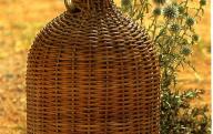 Petit vinaigrier. Tissage en moëlle de rotin (reproduction musée de la vannerie) à Cadenet