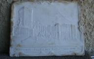 Plaque en plâtre représentant le Palais des papes à Avignon (fabriquée certainement pour les Nouvelles Galeries puisque le nom de ce magasin figure au bas de la plaque).