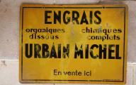Plaque publicitaire émaillée des engrais Michel à Sorgues.