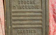 Plaque en fonte d'une bouche d'incendie fabriquée par Gautier à Avignon.