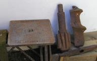 Engrenage, pic de mineur et vis sans fin en fonte provenant d'une ancienne usine réfractaire à Bollène.