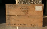 Caisse en bois de la maison de confections Milhiet à Avignon.