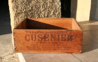 Caisse en bois de la distillerie Cusenier.