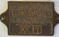 Plaque métallique de l'entreprise R.Trayvou, usines de la Mulatière à Lyon.