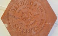 Carreau tomette avec inscription J. Gardiol et Cie, Salernes, Var.