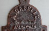 Plaque en fonte de A. Gabelle à Marseille, constructeur des halles d'Avignon.