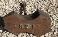 Empreinte en fer de moule pour la fabrication de briques réfractaires avec inscription R B I .
