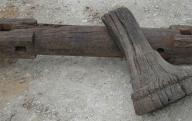 Axe en bois (bassègue) provenant d'un moulin à farine de la combe de Véroncle.