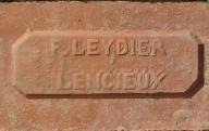 Brique réfractaire fabriquée à Lencieux (commune de Gigondas) avec inscription F. Leydier, Lencieux.