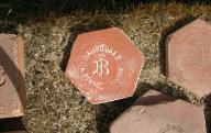 Carreau tomette avec inscription Baudouard à Bonnieux, Vaucluse.
