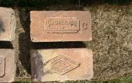 Brique réfractaire fabriquée à Bollène avec inscription A. Valuy, Bollène, France, 42