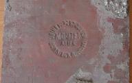 Carreau en terre cuite rouge avec inscription Usine du Pont Julien à Bonnieux Vaucluse, Moutet aîné.