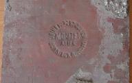 Carreau en terre cuite rouge avec inscription Usine du Pont Julien à Bonnieux Vaucluse, Moutet aîné.