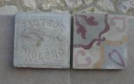 Deux carreaux en ciment avec inscription Facteur Piolenc.